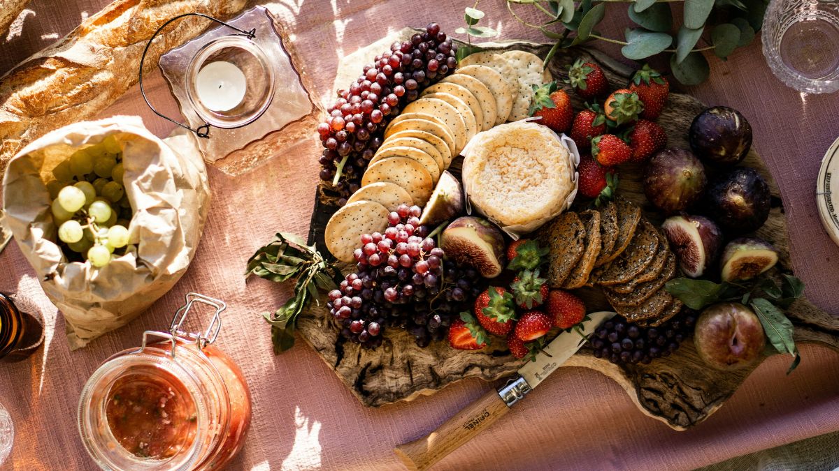 unforgettable picnic date with friends